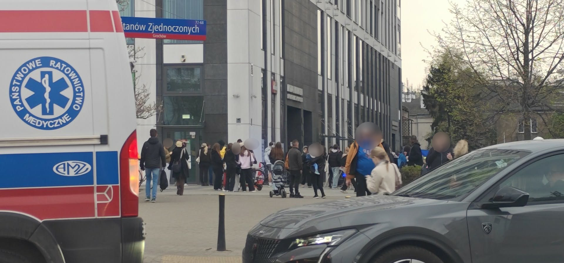 Tragedia na Rondzie Wiatraczna. Osoba spadła z dużej wysokości. Nie żyje