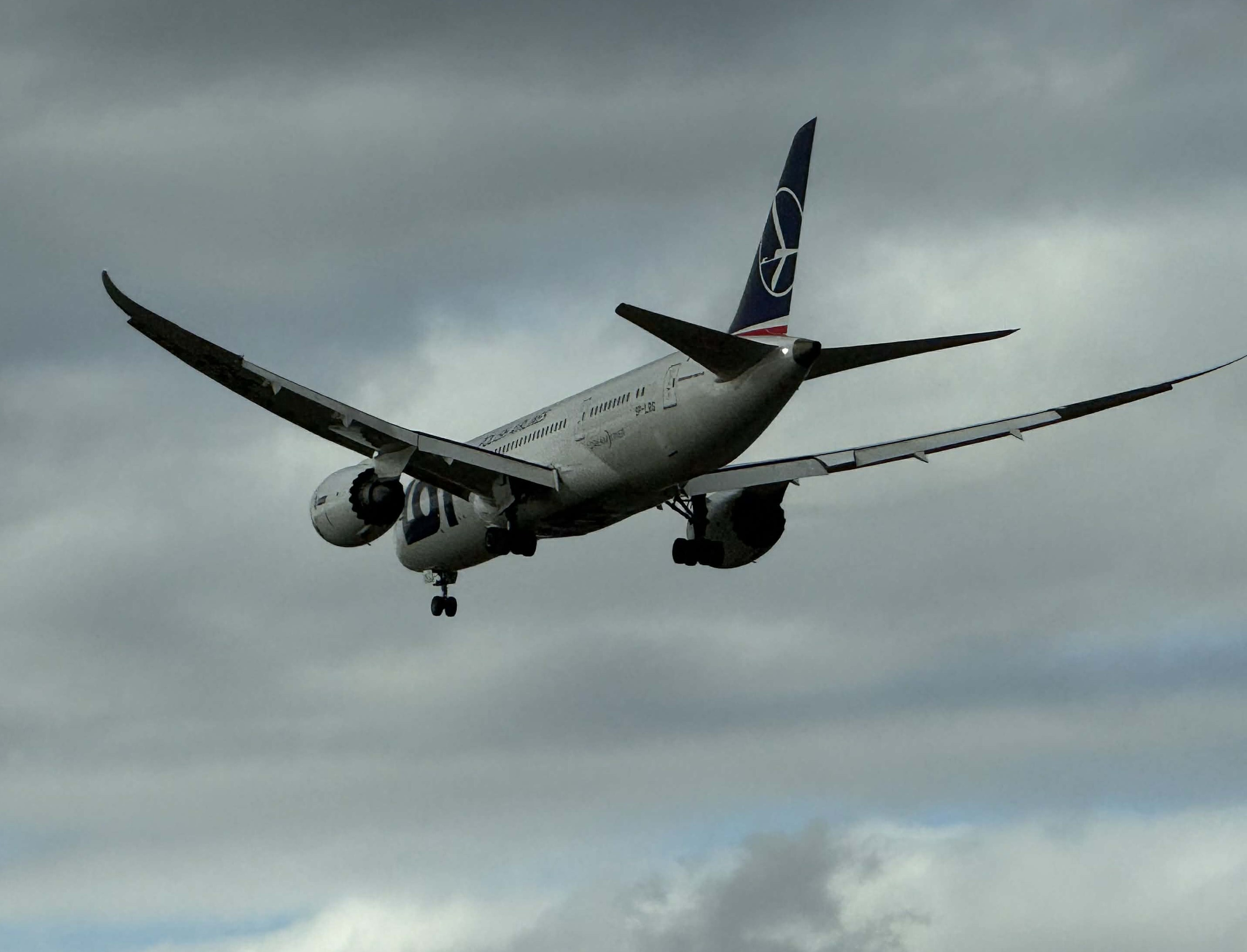 Piorun uderzył w samolot lecący nad Warszawą