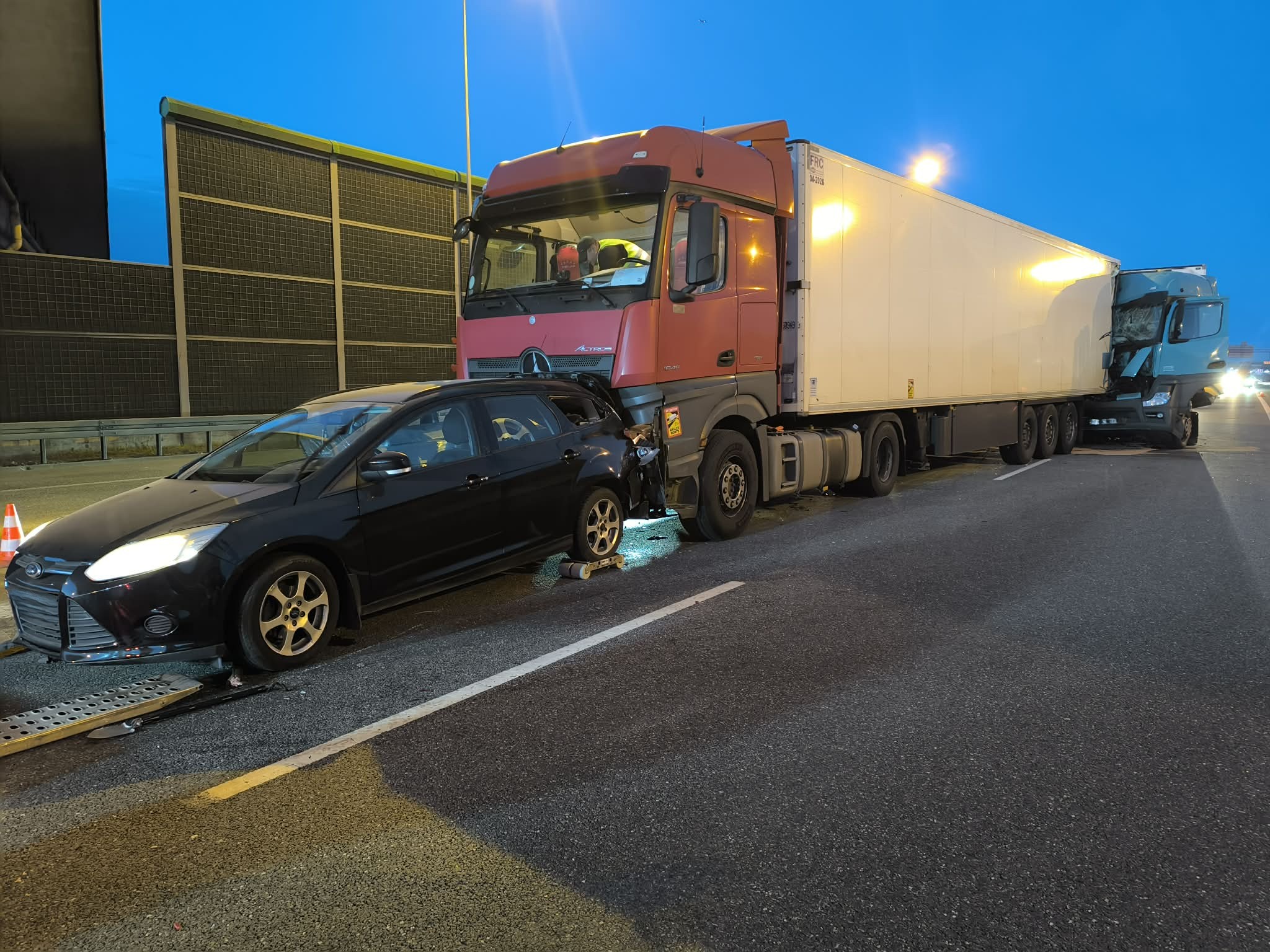 Zderzenie na A2. Pożar ciężarówki i 10 km korek