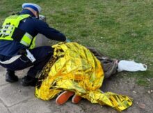 Policjant ratujacy życie Fot. Komenda Stołeczna Policji