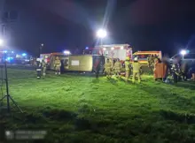 Gigantyczna akcja ratunkowa. 16 osób w aucie, 6 rannych, LPR w akcji. Fot. Policja Płońsk