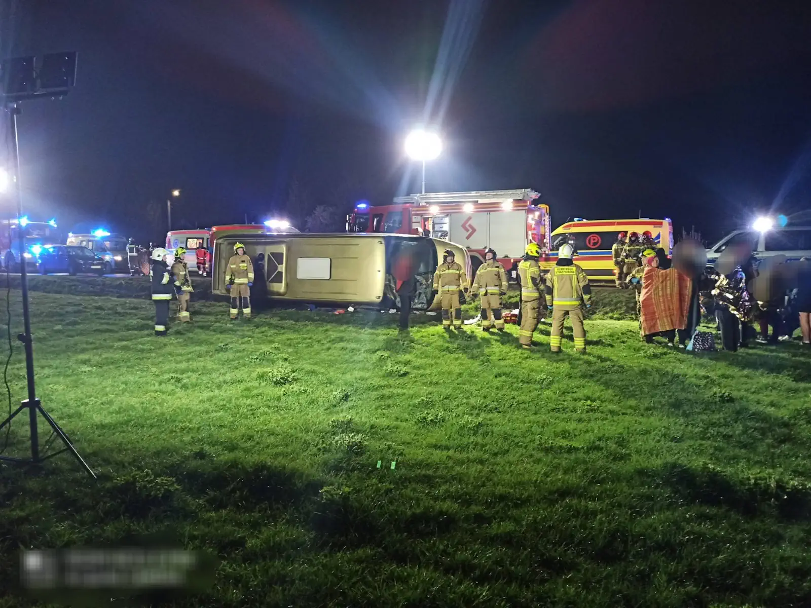 Gigantyczna akcja ratunkowa. 16 osób w aucie, 6 rannych, LPR w akcji