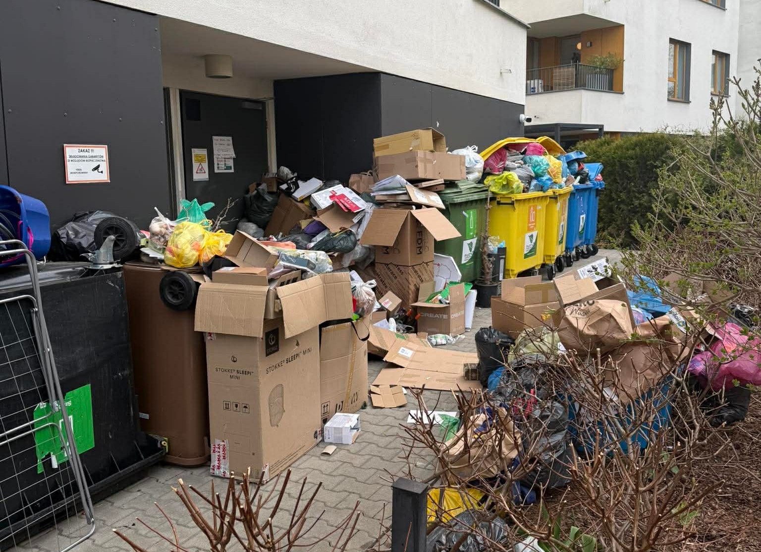 Śmieci zalegają pod blokami. Kolejna dzielnica Warszawy tonie w odpadach po zmianach