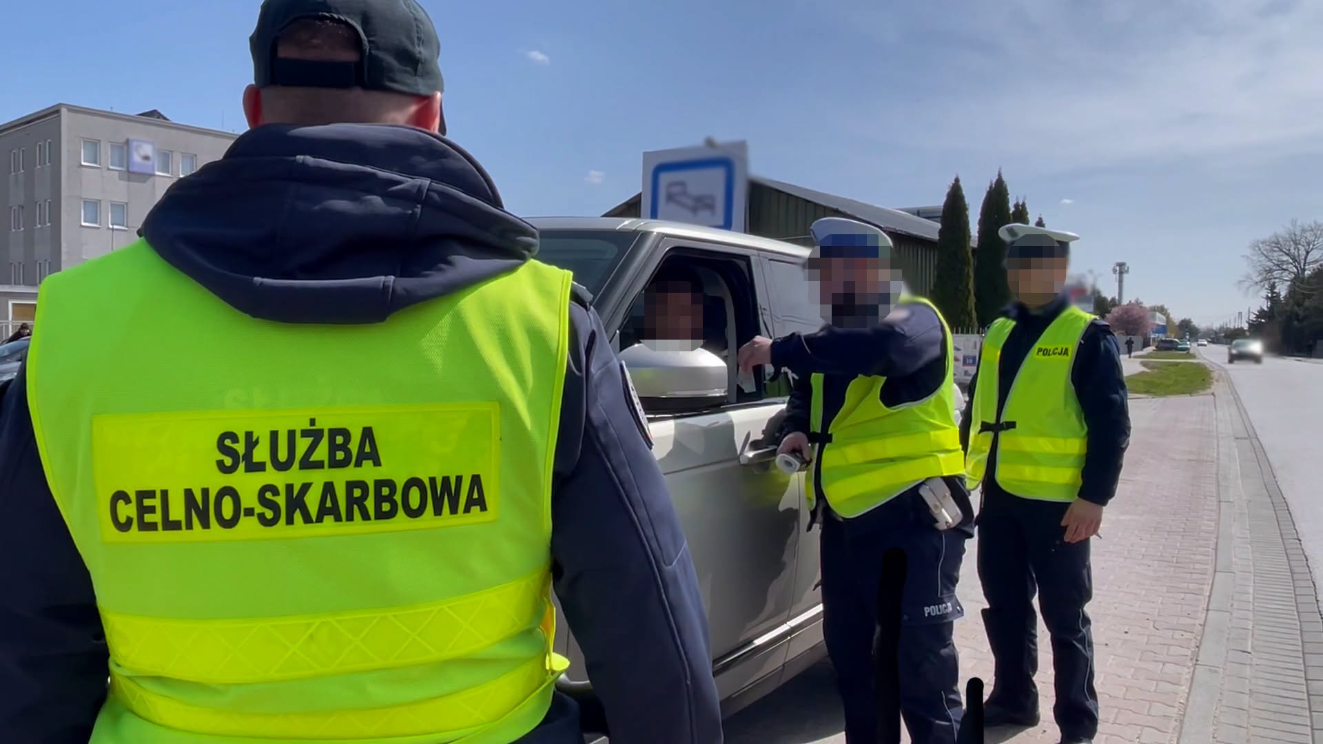 500 policjantów pod Warszawą. Zablokowane konta, 9 zatrzymanych i rachunek prawie milion złotych