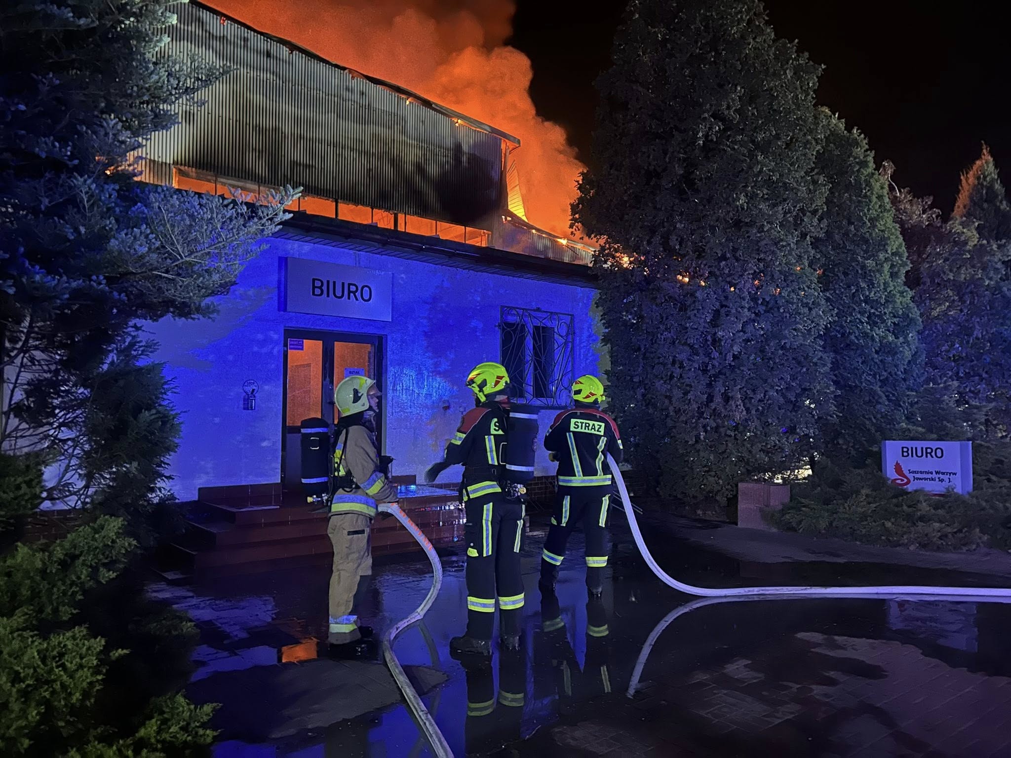 Warszawa i okolice: 250 strażaków walczyło z gigantycznym pożarem hal. Jedna osoba ranna