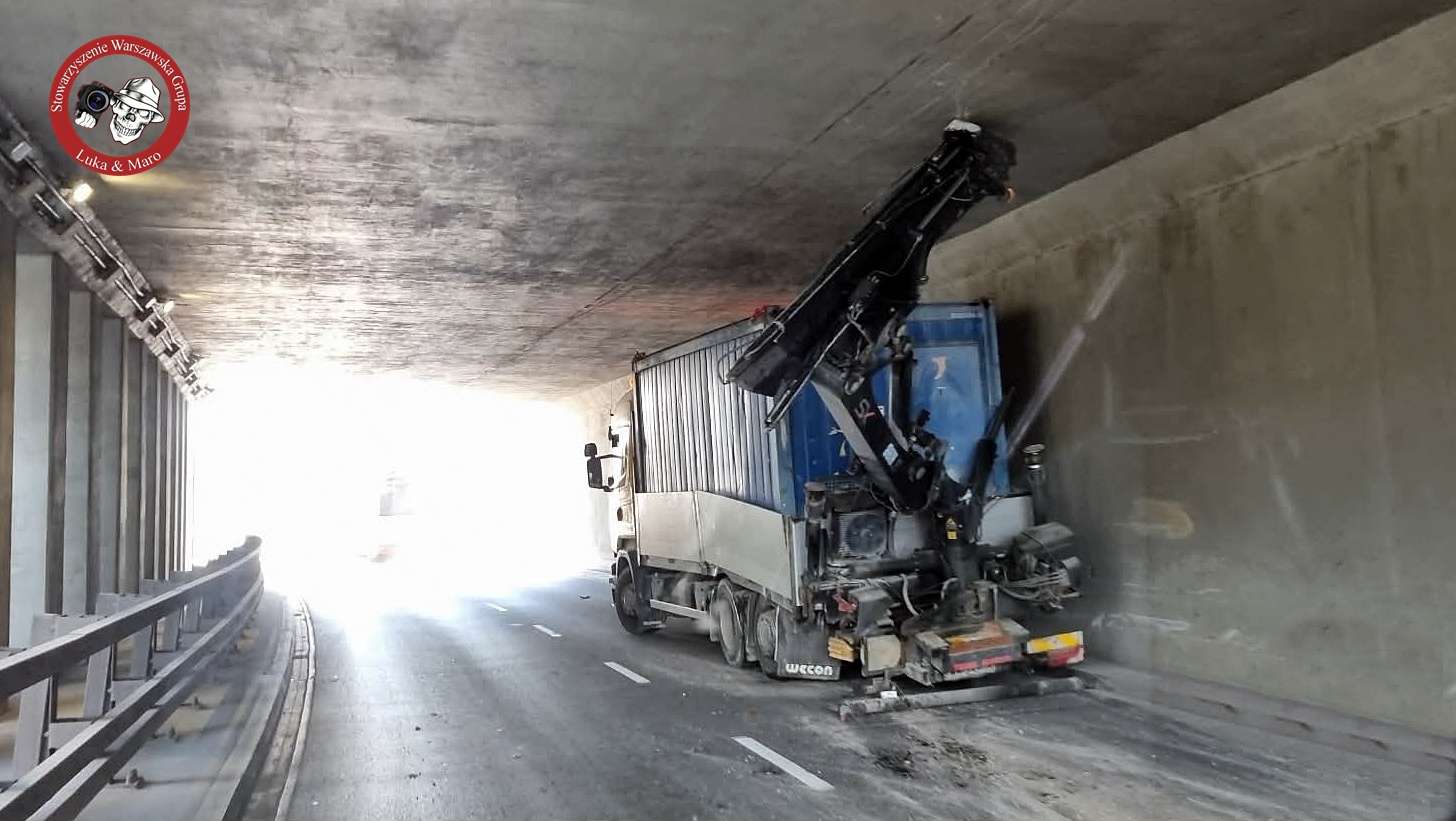 Groźny incydent w Ursusie. Ciężarówka zakleszczona w tunelu sparaliżowała ruch