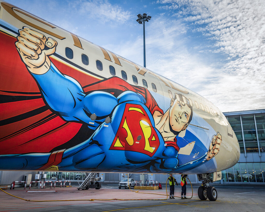 Warszawa zachwycona niezwykłym samolotem. Na Okęciu wylądował Boeing jak z kreskówki