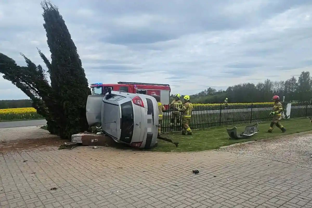 Poważny wypadek na Mazowszu. Auto rozbite na ogrodzeniu, kierowca w szpitalu. Fot. Policja Płock.