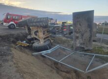 Pijany operator ładowarki wjechał do rowu Fot. Policja