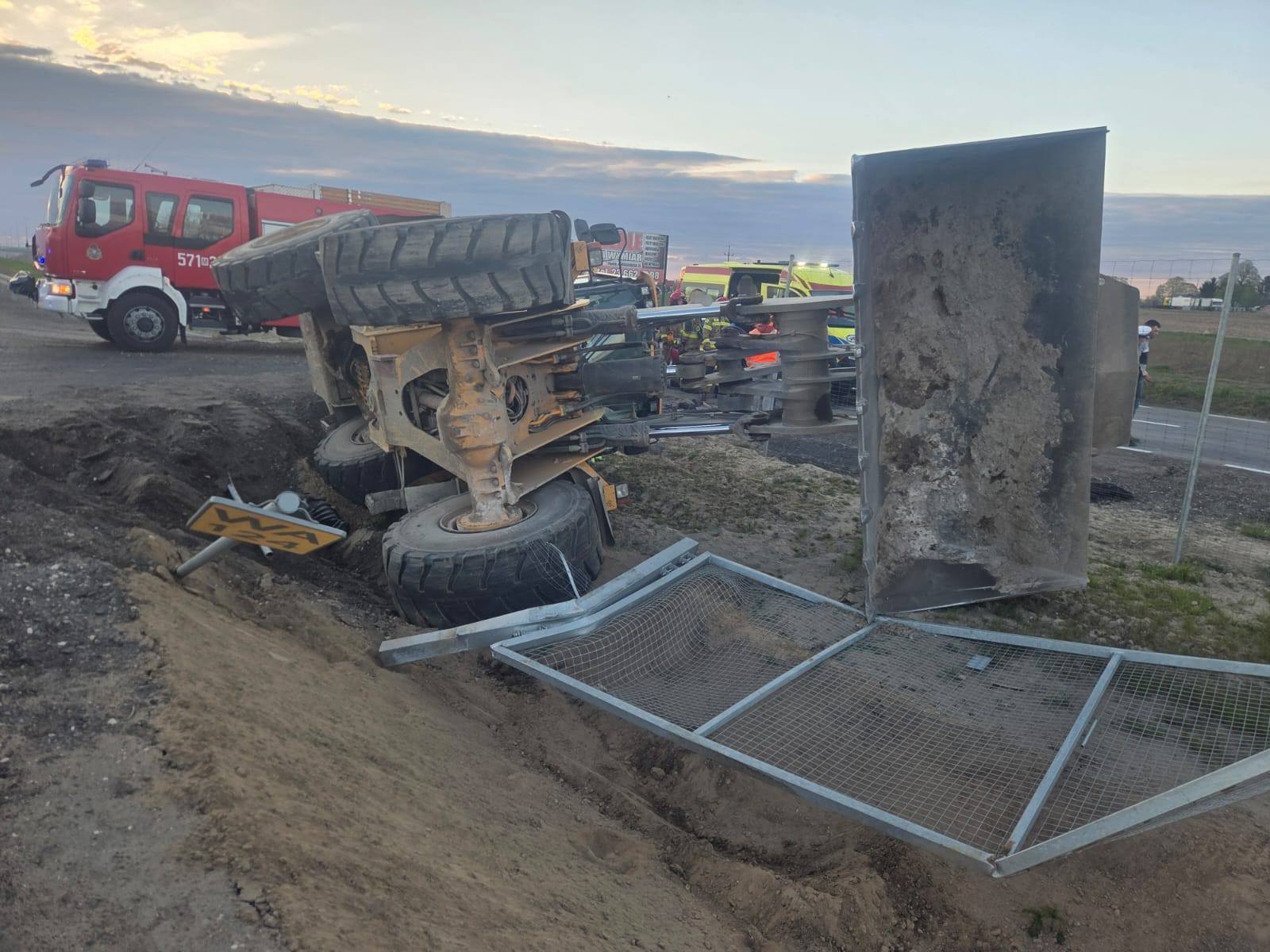 Horror na Mazowszu. Pijany operator ładowarki wjechał do rowu. Jechał „wężykiem” przy 2,5 promila