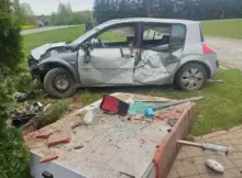 Poważny wypadek na Mazowszu. Auto rozbite na ogrodzeniu, kierowca w szpitalu. Fot. Policja Płock.