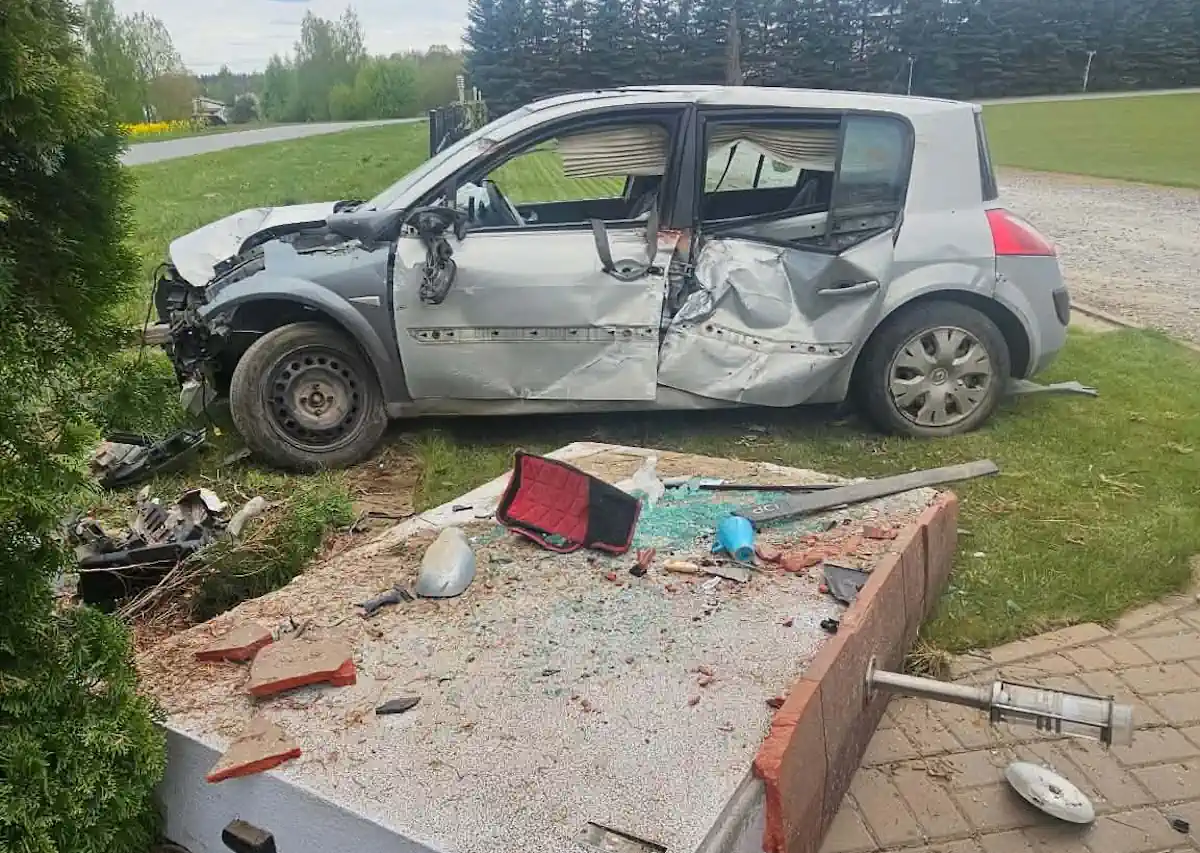 Poważny wypadek na Mazowszu. Auto rozbite na ogrodzeniu, kierowca w szpitalu