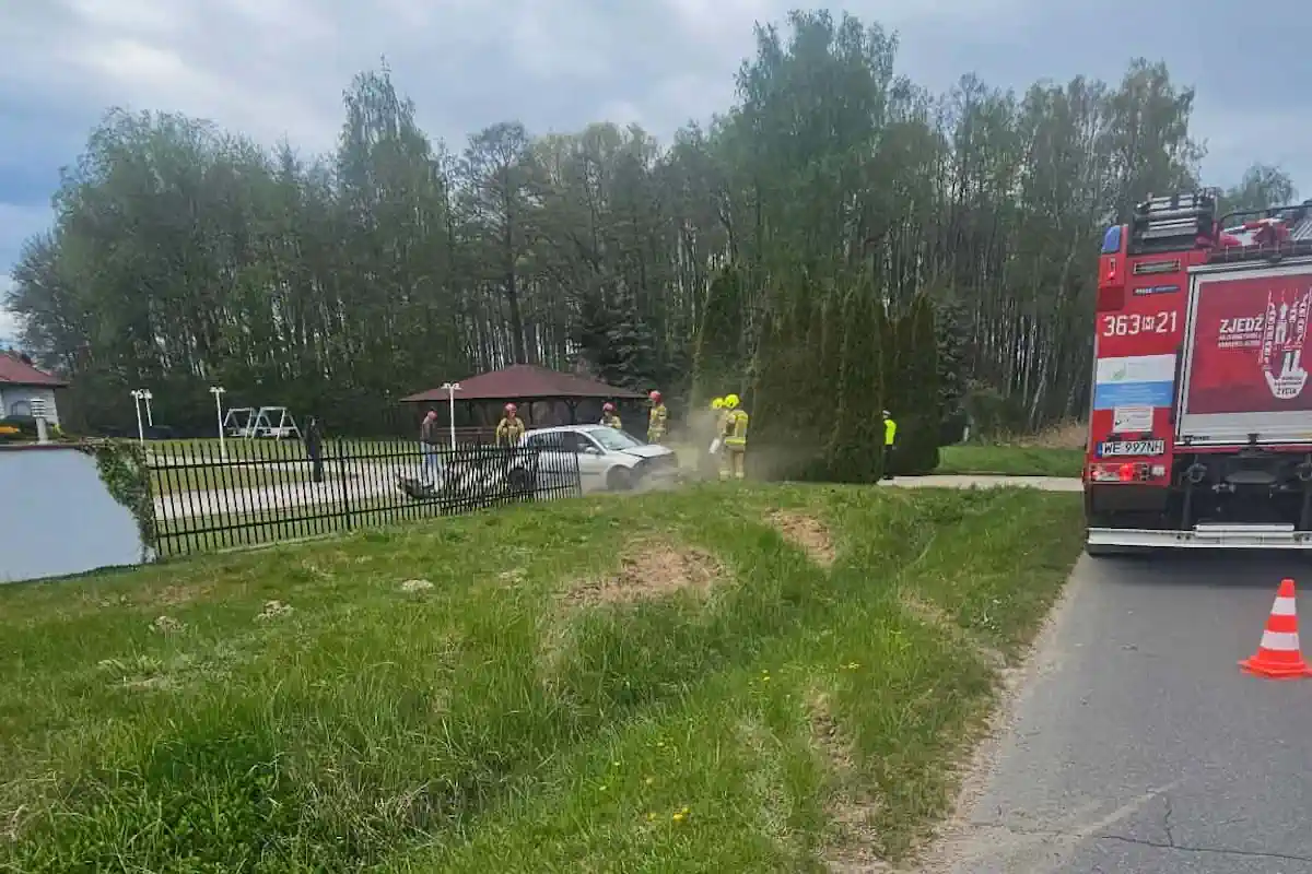Poważny wypadek na Mazowszu. Auto rozbite na ogrodzeniu, kierowca w szpitalu. Fot. Policja Płock.