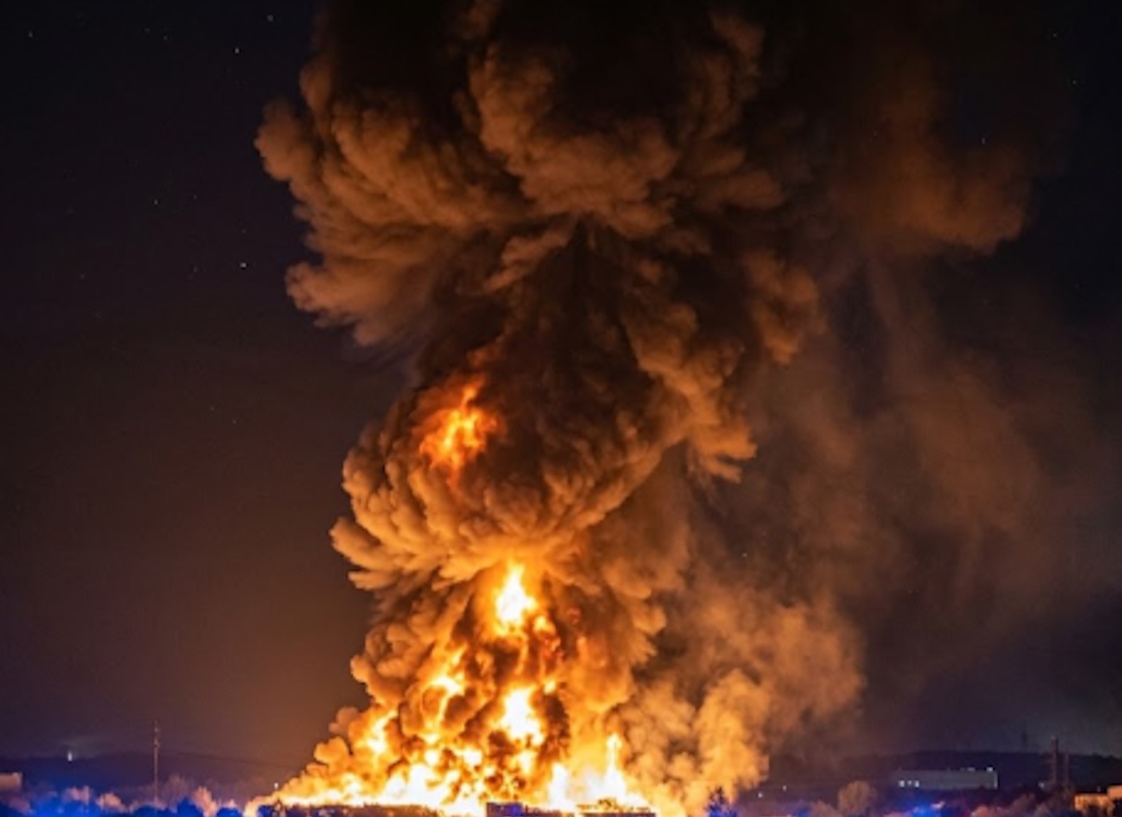 Słychać głośne wybuchy z kilku kilometrów! Wciąż dojeżdżają nowe zastępy straży. Gigantyczny pożar hali na Mazowszu