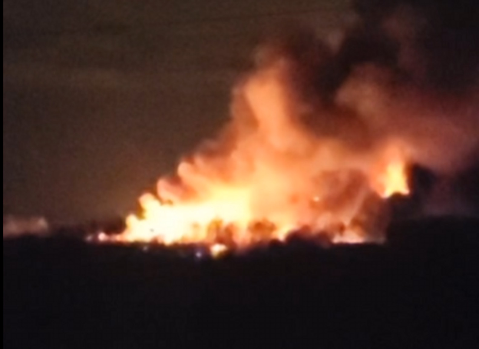 Gigantyczny pożar suszarni pod Błoniem. Z ogniem walczy kilkadziesiąt zastępów Straży Pożarnej