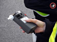 Policja bada kierowców alkomatem. Fot. Warszawska Grupa Luka&Maro