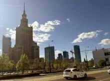 Ścisłe centrum Warszawy niedaleko ronda Dmowskiego. Na pierwszym planie widać Pałac Kultury i Nauki. W tle warszawskie wieżowce, po prawej Muzeum Sztuki Współczesnej. Fot. Warszawa w Pigułce.