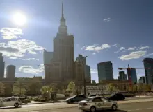 Ścisłe centrum Warszawy. Na pierwszym planie widać Pałac Kultury i Nauki. W tle warszawskie wieżowce. Fot. Warszawa w Pigułce.