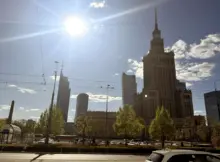 Słoneczny dzień w centrum Warszawy. Na pierwszym planie Pałac Kultury i Nauki. W oddali wieżowce stolicy. Fot. Warszawa w Pigułce.