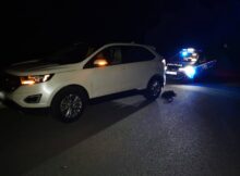 Samochód stoi po wypadku. Fot. Policja Płońsk.