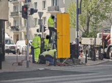 Drogowcy montują nowy fotoradar. Fot. Warszawa w Pigułce