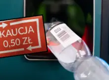 Osoba wrzuca butelkę do butelkomatu. Artykuł porusza temat systemu kaucyjnego. Fot. Shutterstock / Warszawa w Pigułce.