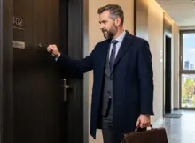 Trwają kontrole urzędów skarbowych. Na zdjęciu urzędnik puka do drzwi wytypowanej do kontroli osoby. Grafika poglądowa, generowania automatycznie (przy pomocy Gemini).