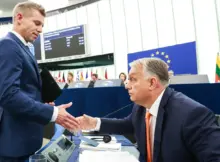 Peter Magyar wita się z Victorem Orbanem w Parlamencie Europejskim