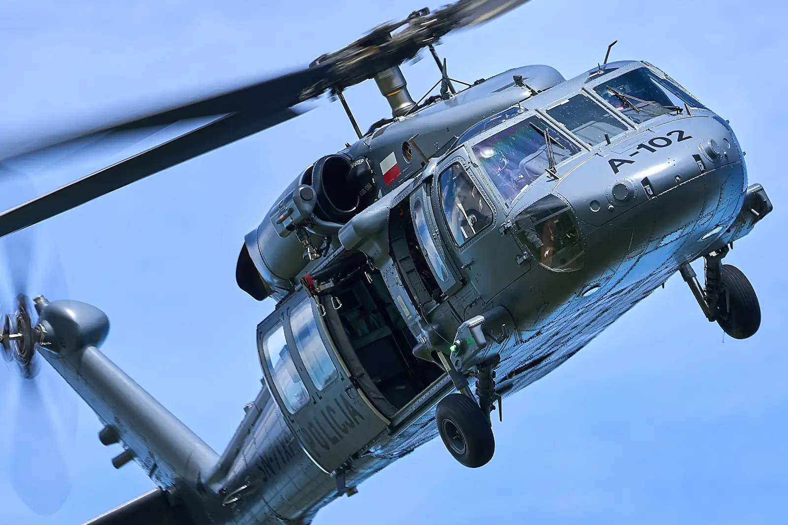 Warszawa: Kontrterroryści BOA zjechali na linie na dach budynku przy Rondzie Radosława. To nie są ćwiczenia