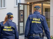 Kontrola straży miejskiej w warszawskim bloku. Grafika poglądowa (częściowo generowana automatycznie - Gemini).