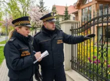 Strażnicy miejscy podczas wykonywania czynności kontrolnych. Grafika poglądowa (generowana automatycznie - Gemini).