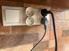 Gniazdka elektryczne z podłączonymi sprzętami w kuchni Fot. Warszawa w Pigułce