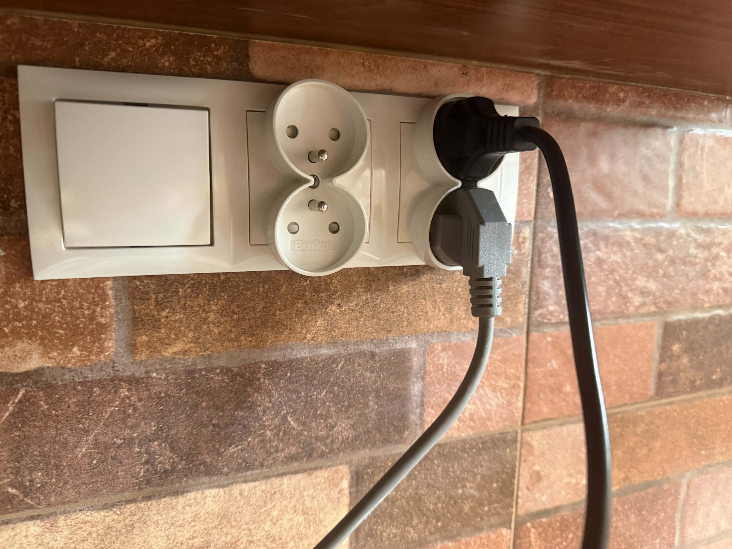 Gniazdka elektryczne z podłączonymi sprzętami w kuchni Fot. Warszawa w Pigułce