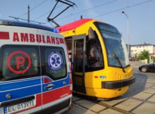 Zespół Ratownictwa Medycznego bada pasażerów tramwaju. Fot. Warszawska Grupa Luka&Maro.