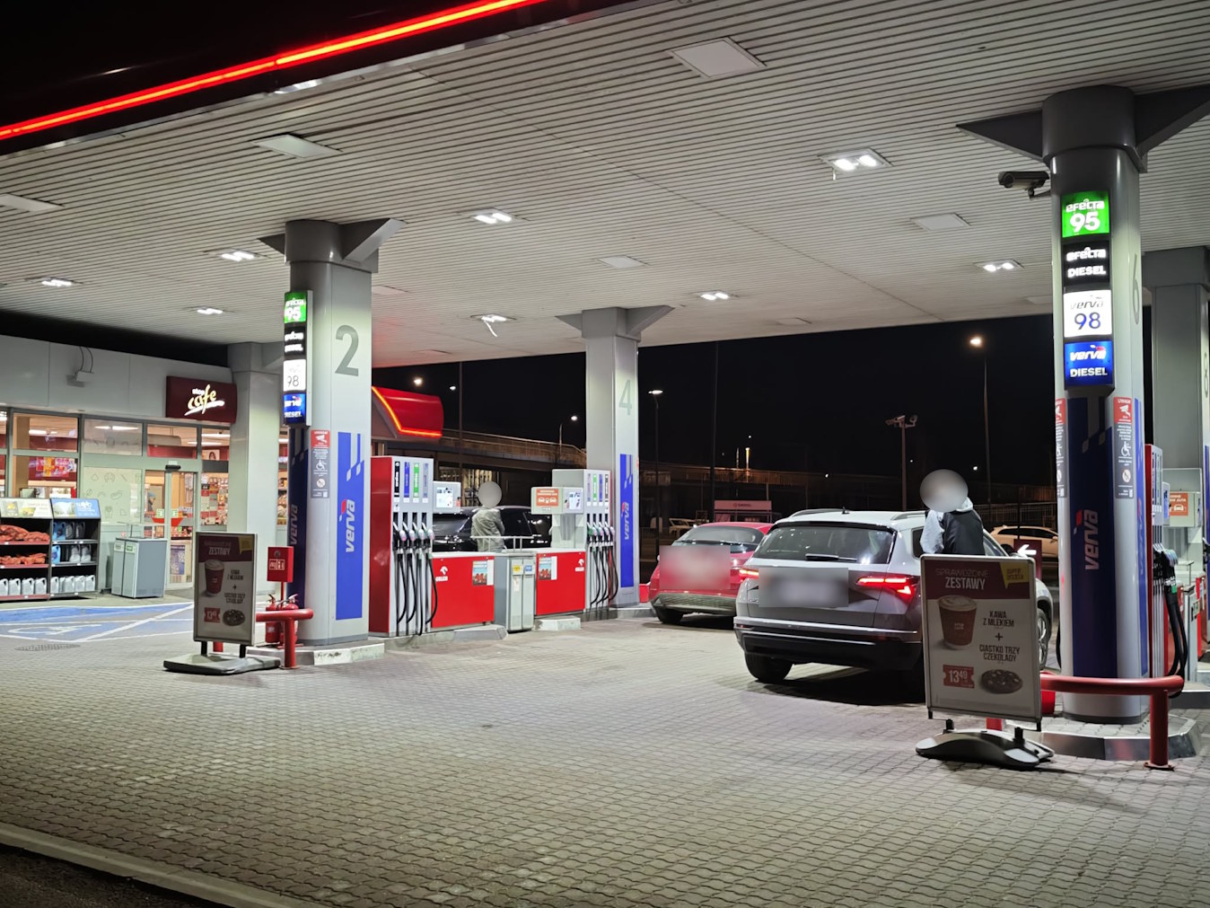 Nocne kolejki na stacjach paliw. Kierowcy ruszyli tankować przed podwyżką