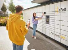 Kobieta nadaje paczkę poprzez Paczkomat