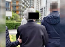 Policjanci z zatrzymanym mężczyzną Fot. CBŚP