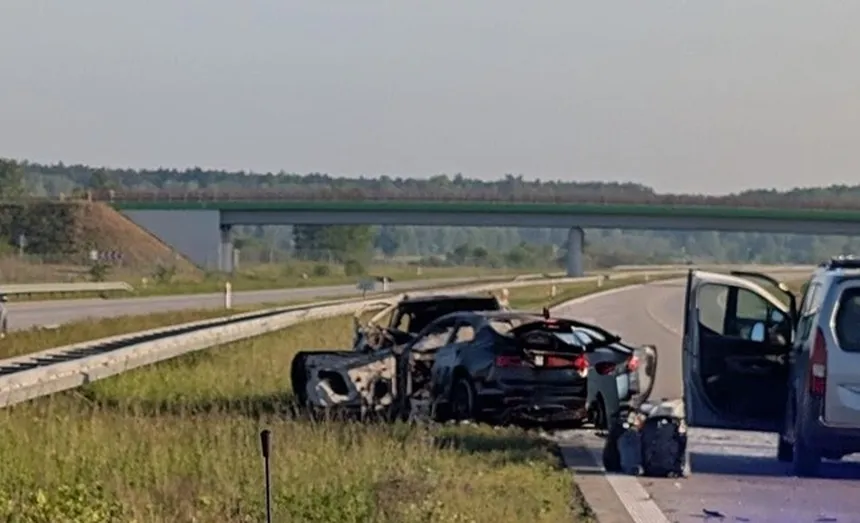 Jechał pod prąd autostradą A1 i spłonął w aucie. Trzy osoby z drugiego pojazdu w szpitalu
