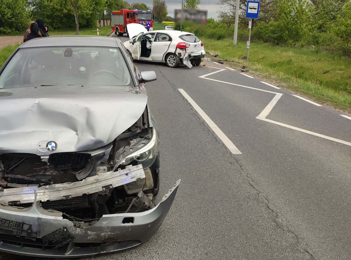Wypadek na Mazowszu. Samochód na boku, kierowca w szpitalu. Duże utrudnienia i objazdy