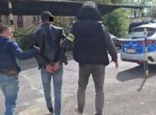 Policjanci z zatrzymanym Fot. Policja