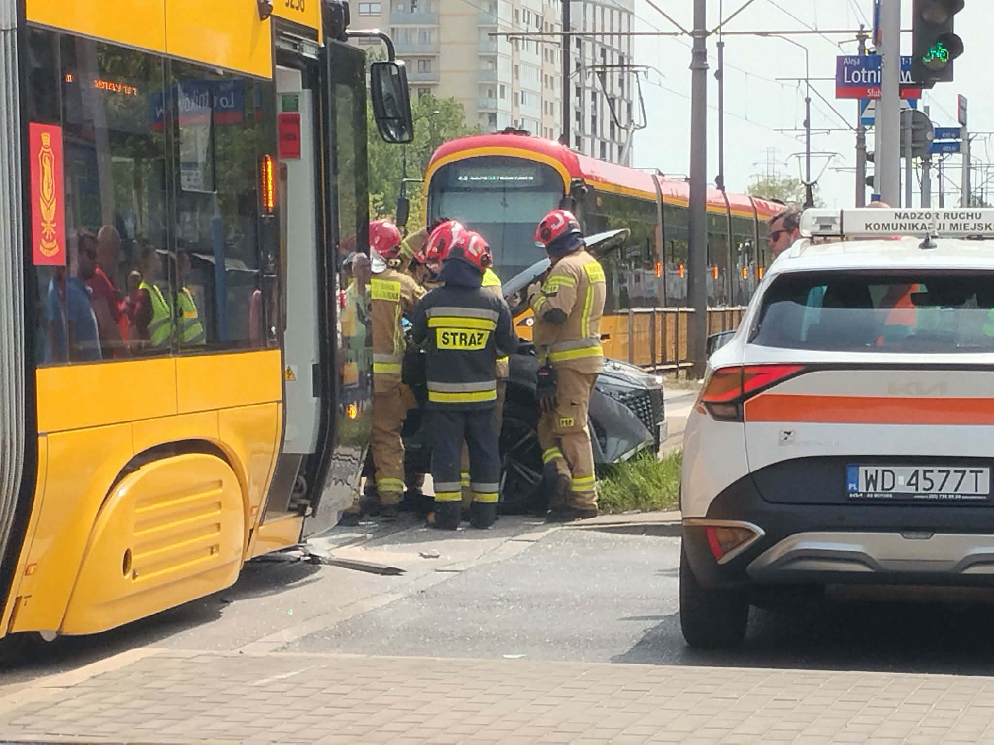 Zderzenie auta z tramwajem w Warszawie. Ogromne utrudnienia na Puławskiej i al. Lotników