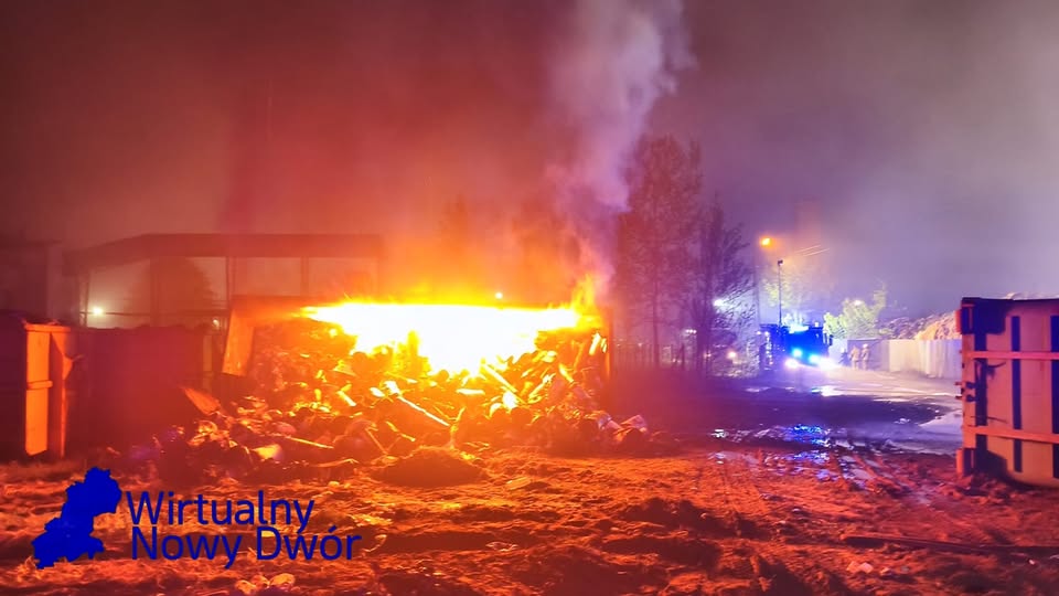 Pożar pod Warszawą nie ustępuje. Strażacy będą walczyć z ogniem całą noc