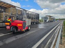Fot. Policja Lubartowska Pożar ciężarówki z tysiącami kurczaków. Chaos na S19 i wielogodzinny paraliż ruchu