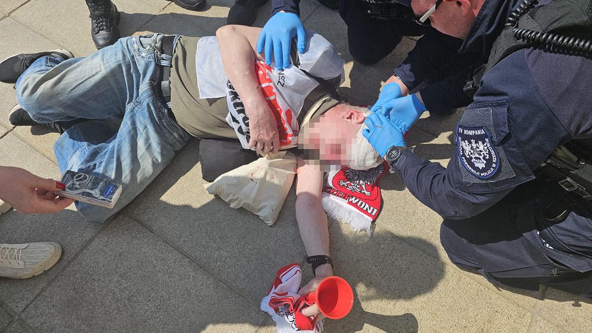 Dramat podczas manifestacji w centrum Warszawy. Policjanci ruszyli z natychmiastową pomocą