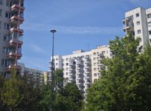 Bloki na jednym z osiedli w Warszawie. Fot. Warszawa w Pigułce.