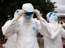 Lunsar, Sierra Leone - 8 lipca 2015 r. Zespół sanitarny zabezpiecza miejsce po wybuchu ogniska choroby. Walka z epidemią Eboli w Afryce Zachodniej. Fot. Belen B Massieu / Shutterstock.