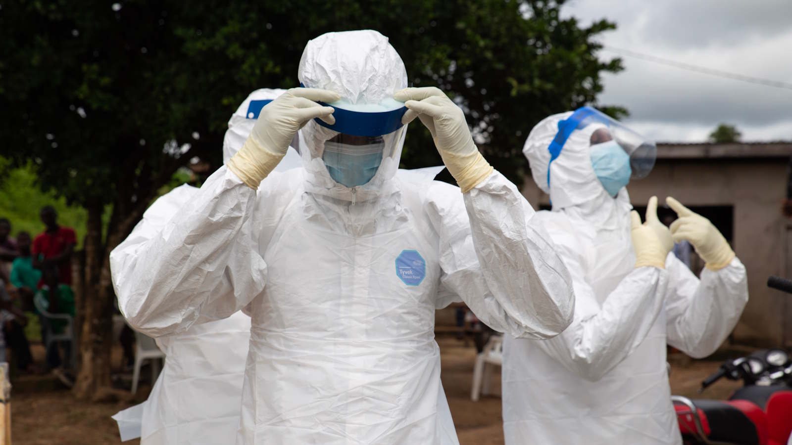 Lunsar, Sierra Leone - 8 lipca 2015 r. Zespół sanitarny zabezpiecza miejsce po wybuchu ogniska choroby. Walka z epidemią Eboli w Afryce Zachodniej. Fot. Belen B Massieu / Shutterstock.