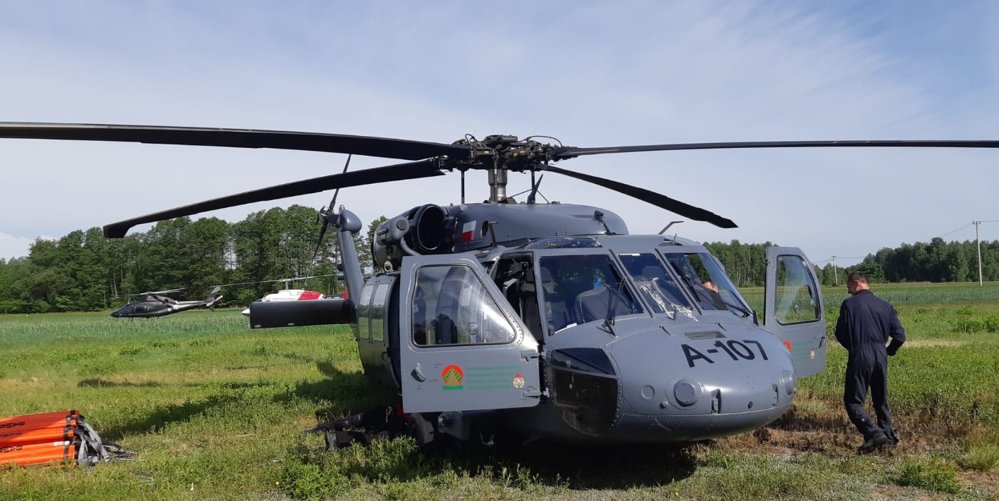 Pożar w powiecie wołomińskim pod Warszawą. Policja wysłała śmigłowce Black Hawk