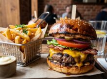 Burger z frytkami na stole w restauracji
