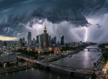 Burza nad Warszawą. | Ilustracja poglądowa wygenerowana przy użyciu AI.